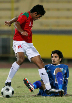 من مباراة الكويت وبنغلادش (طارق العلي ـ رويترز) 