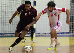سباق على الكرة بين اللبناني خالد تكه جي ولاعب قطري (عدنان الحاج علي)