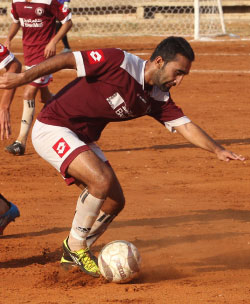 لاعب النجمة محمد قدوح يحاور بالكرة (عدنان الحاج علي)  