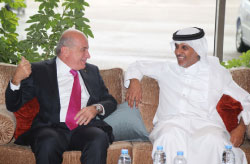 حمد بن خليفة مع رئيس الاتحاد اللبناني هاشم حيدر خلال زيارة بيروت (عدنان الحاج علي)