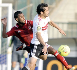 صراع بين لاعب الأهلي حسام عاشور وأحمد حسن (أ ف ب)