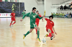 أبو زيد (3) معترضاً خالد خلال لقاء المنتخبين في تصفيات كأس آسيا 2011 (أرشيف)