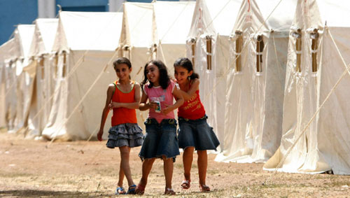 فتيات جورجيات في مخيّم للاجئين في تبيليسي أمس (جورجي أبدالادز ــ أ ب)
