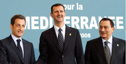الأسد يتوسّط ساركوزي والرئيس المصري حسني مبارك في باريس أمس (شارل بلاتيو ـــ رويترز)
