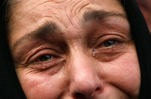 جوجية تبكي خلال تظاهرة في تبيليسي أمس (دايفيد مدزيناريشفيلي ــ رويترز)