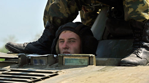 جنود روس فوق دبابة بالقرب من قاعدة عسكرية جورجية في سيناكي، غرب جورجيا أمس (بيلا سزانديلسزكي)