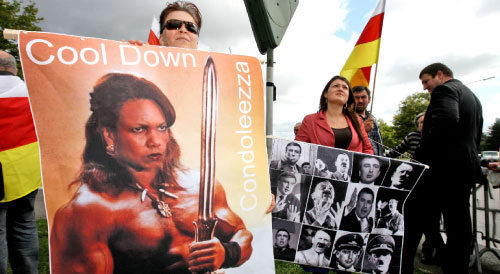 أوسيتيون يتظاهرون خارج مقر حلف شمال الأطلسي في بروكسل أمس (فاندن ويجينغارت - أ ب)