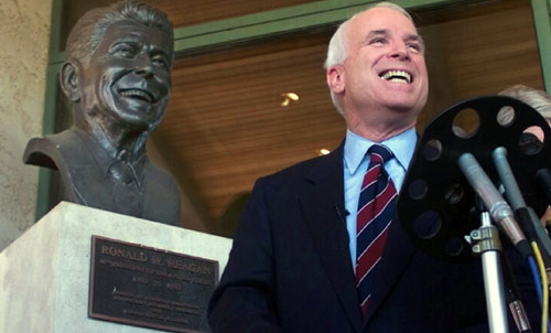ماكاين إلى جانب تمثال لرونالد ريغان (مارك تيريل ـــ أ ب)