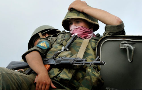 جندي روسي يستريح في طريق العودة إلى أبخازيا (بيلا سزاندلسكي ـــ أ ب)