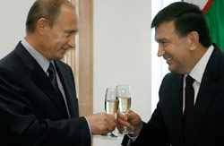 بوتين خلال لقائه نظيره الأوزباكستاني كريموف في طشقند أمس (أ ب)