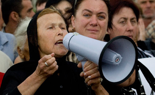 إمرأة تصرخ خلال تظاهرة بالقرب من نقطة تفتيش روسية بالقرب من بوتي أمس (فاسيلي فيدوسينكو - رويترز)