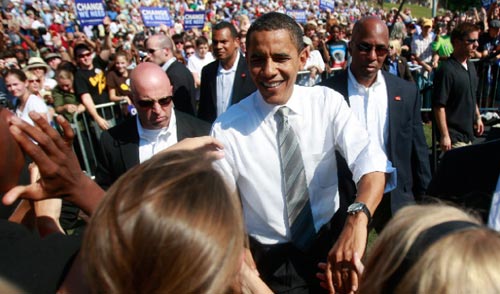 أوباما يسلم على مناصريه خلال مهرجان انتخابي في نورث كارولينا أول من أمس (جايشون ريد - رويترز)