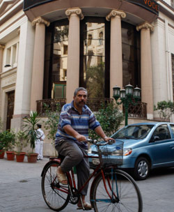 مصري يمر أمام بورصة القاهرة (ناصر نوري ــ رويترز)