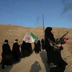 مقاتلات من «الباسيج» خلال تدريبات خارج طهران أمس (يالدا مايوري - رويترز)