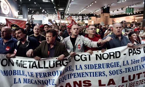 عمّال في مصنع سيارات يتظاهرون ضدّ قرار تسريحهم من وظيفتهم في باريس أمس (أوليفييه لابان ماتي ــ أ ف ب)