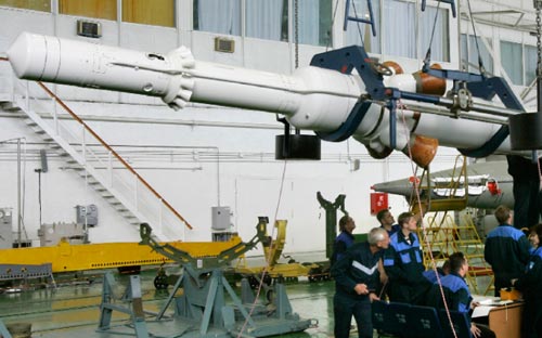 الاستعداد لإطلاق السفينة الفضائية الروسية «سويوز تي أم إيه 13» الخميس الماضي (دميتري لوفتسكي ــ أ ب)