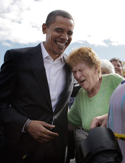 أوباما يتشارك الضحك مع إحدى مناصراته في أوريغون - أوهايو الأسبوع الماضي (جاي هونغ - أ ب)