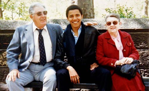 صورة من الأرشيف لأوباما وجدّيه (رويترز)