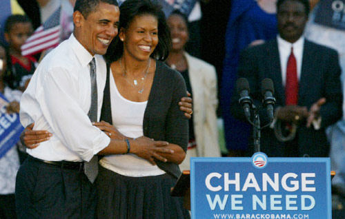 أوباما وزوجته خلال مهرجان انتخابي في ميامي _فلوريدا أول من أمس (ويلفريدو لي - أ ب)