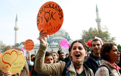 طالبة تركيّة تتظاهر ضدّ «العدالة والتنمية» في إسطنبول (فاتح ساريباس ـــ رويترز)