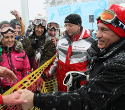 بوتين خلال زيارته موقع للتزلج في سوتشي أول من أمس (ألكسي نيكولسكي - رويترز)