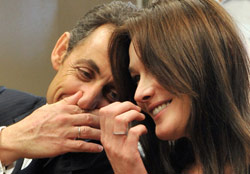 ساركوزي وزوجته خلال زيارتهما إلى مؤسسة لمرضى الأيدز في منطقة كايب في العام الماضي (ايريك فيفيربرغ - أ ب)
