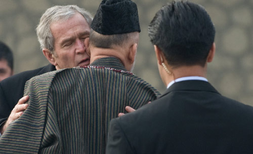 بوش يودع حليفه قرضاي في كابول في كانون الاول الماضي (ساول لوب - أ ف ب)