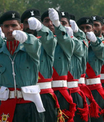 قوات من حرس الحدود الباكستانية في كاراتشي أمس (أطهر حسيني - رويترز)