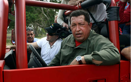 تشافيز خلال جولة في جنوب غرب فنزويلا اول من امس ( أ ف ب)