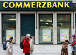 ألمان أمام فرع «كوميرتس بنك» في برلين امس ( يوهانس ايزلي - رويترز)