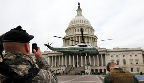 المروحية التي ستنقل بوش بعد تنصيب أوباما (تشارلز داراباك - أ ب)