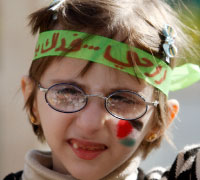 طفلة أردنيّة متضامنة مع غزّة في عمّان أول من أمس (علي جركجي ـــ رويترز)