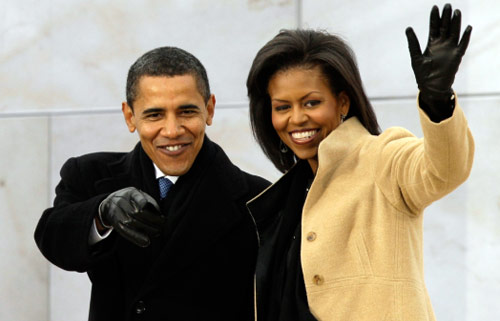 أوباما وزوجته، ميشال، يصلان إلى افتتاحية حفل التنصيب أمام النصب التذكاري للينكولن في واشنطن أول من أمس (ألكس براندون ــ أ ب)