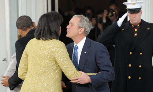 بوش يقبل ميشيل أوباما في البيت الأبيض أمس (مانديل نغان ــ أ ف ب)