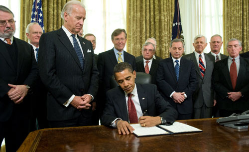 أوباما خلال توقيعه على قرار اغلاق سجن غوانتانامو في البيت الأبيض أمس (سول لويب ــ أ ف ب)