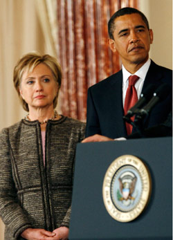 أوباما وكلينتون في وزارة الخارجية الأميركية أول من أمس (كيفن لامارك ــ رويترز)