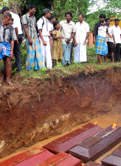 اقارب يدفنون مقاتلين من التاميل في شمالي شرق سريلانكا منتصف الشهر الجاري (ساناث بريينثنا - أ ب)