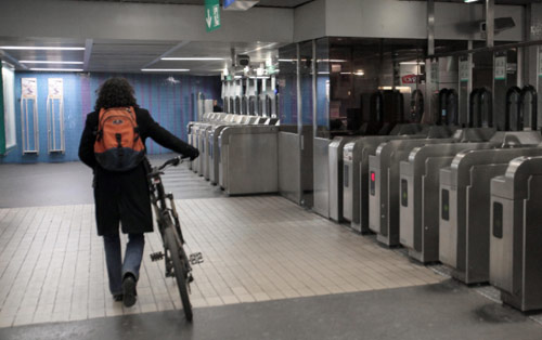 مواطن يسحب دراجته الهوائية أمام بوابات المترو في محطة قطار الأنفاق في باريس التي توقف العمل فيها منذ الأمس تنفيذاً للإضراب (جاك ديمارثون ــ أ ف ب )