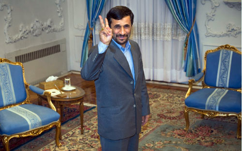 الرئيس نجاد في مقرّه في طهران أول من أمس (مرتضى نيكو بازل ـ رويترز)
