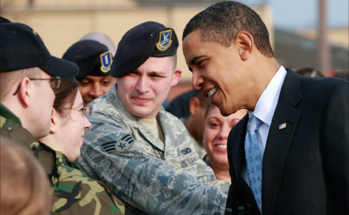 اوباما يحيي عناصر من القوات المسلحة وعائلاتهم في قاعدة أندروز الجوية في واشنطن أمس (جايسون ريد - رويترز)