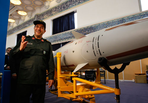 وزير الدفاع الإيراني مصطفى نجار يزور معرضاً للصواريخ في طهران أمس (وحيد سالمي ـ أ ب)