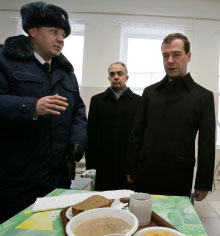 مدفيديف خلال زيارته سجن في فولوغدا أول من أمس (أ ب)