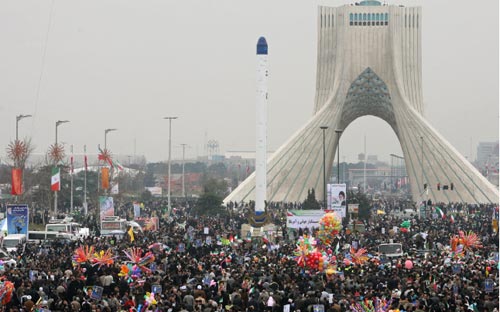 مجسم صاروخ «سفير» الايراني في ساحة الحرية بطهران (أ ف ب)