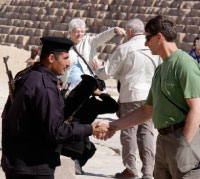 شرطي مصري يصافح سائحاً أجنبياً نجا من التفجير أمس (عمرو نبيل ـــ أ ب)
