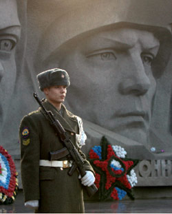 جندي روسي أمام نصب تذكاري في ستافروبول الشهر الماضي خلال الاحتفال بذكرى تحرير المدينة من النازية (إدوارد كورنييونكو ــ رويترز)
