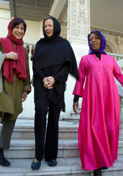ممثلات أميركيات في طهران أمس (مرتضى نيكوبازل - رويترز)