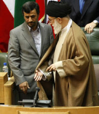 خامنئي ونجاد خلال مؤتمر طهران أمس (بهروز مهري - أ ف ب)