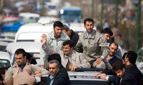 نجاد يلوح لأنصاره خلال زيارته لمدينة أرومية (946 كيلومتراً شمال غرب طهران) أمس (مرتضى نيكوبازل ــ رويترز)