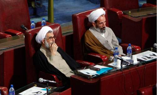 مجلس الخبراء بعد انتخاب رفسنجاني رئيساً له في طهران أمس (وحيد سالمي ــ أ ب)
