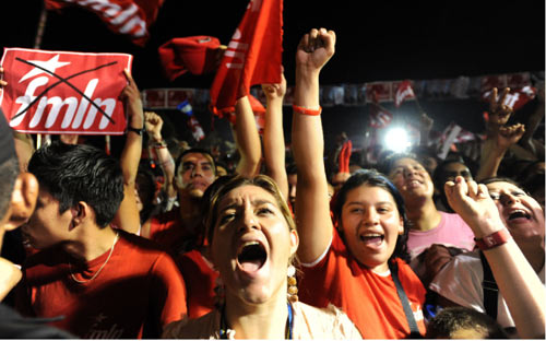 مناصرو حزب «فاربوندو مارتي» اليساري يدعمون مرشّحهم في ضواحي عاصمة السلفادور أول من أمس (جوزي كابيزاس ــ أ ف ب)